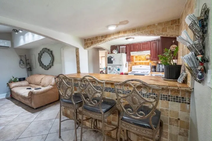 08-living-room-bar