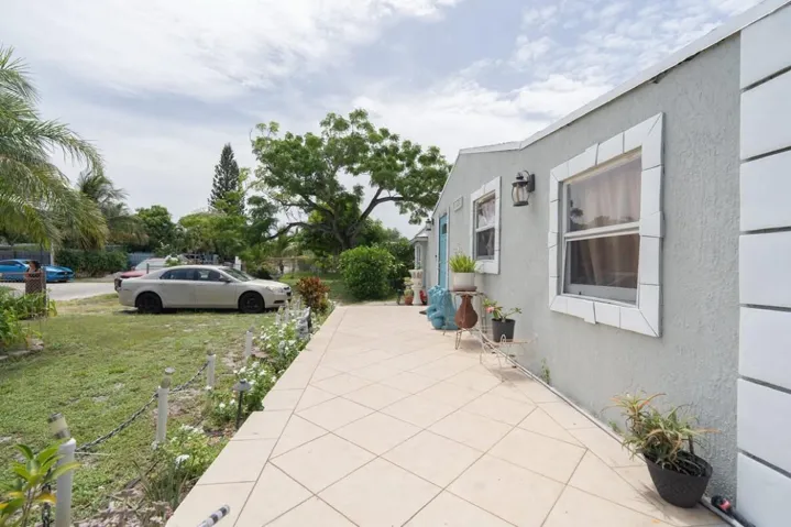 05-patio-side