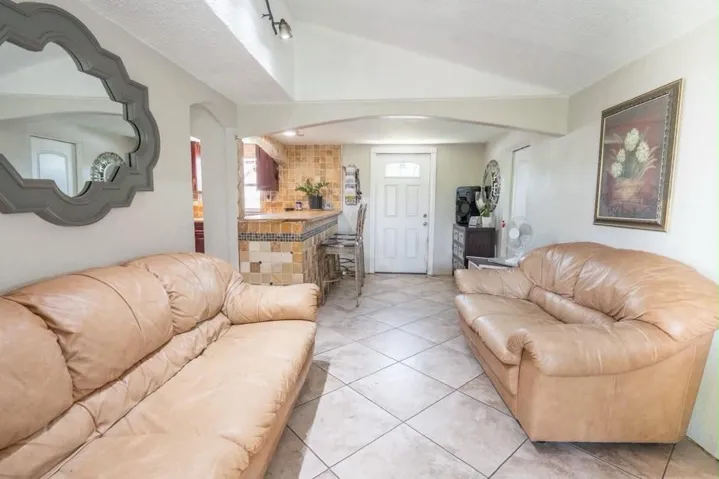 07-living-room-mirror