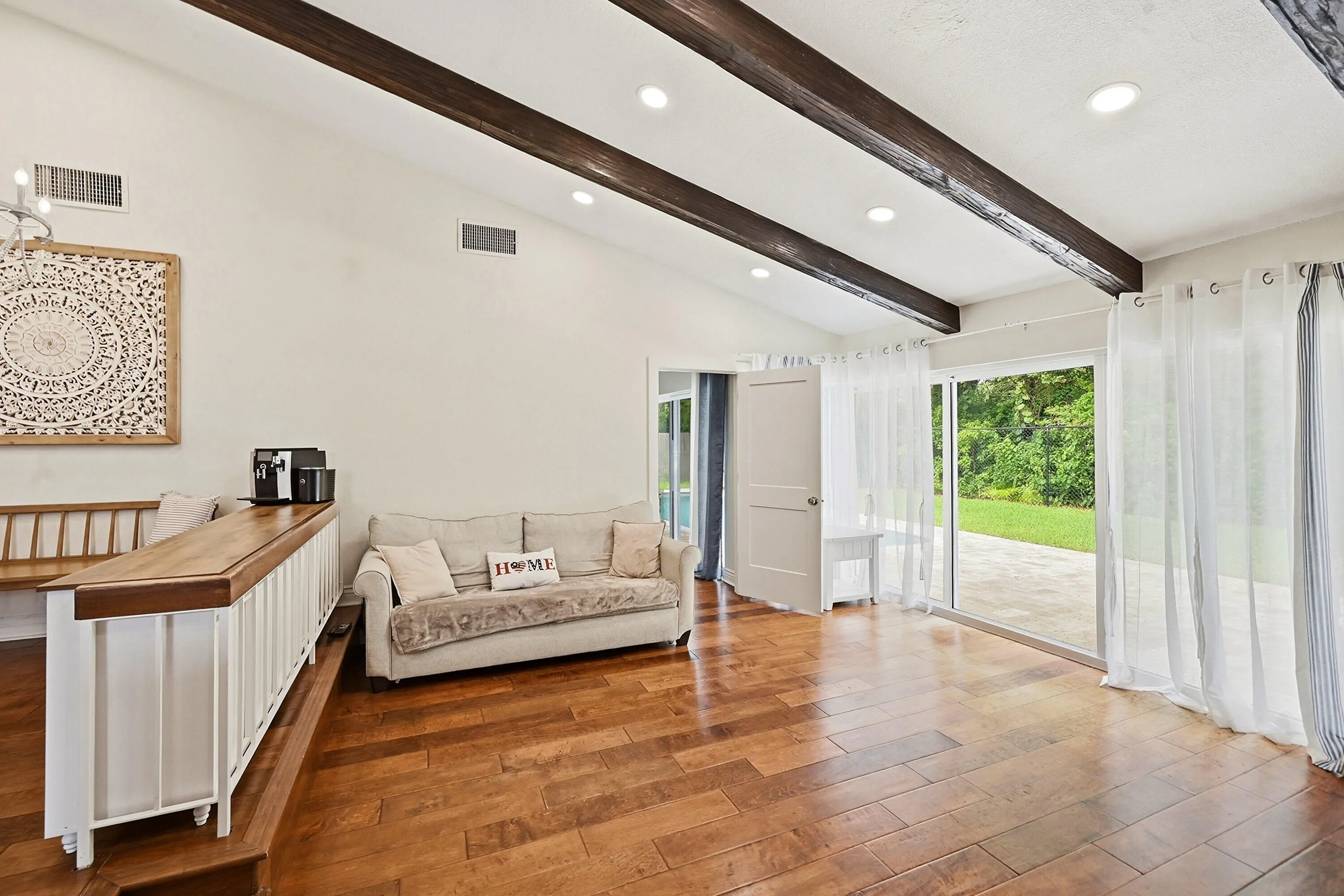 18_living room