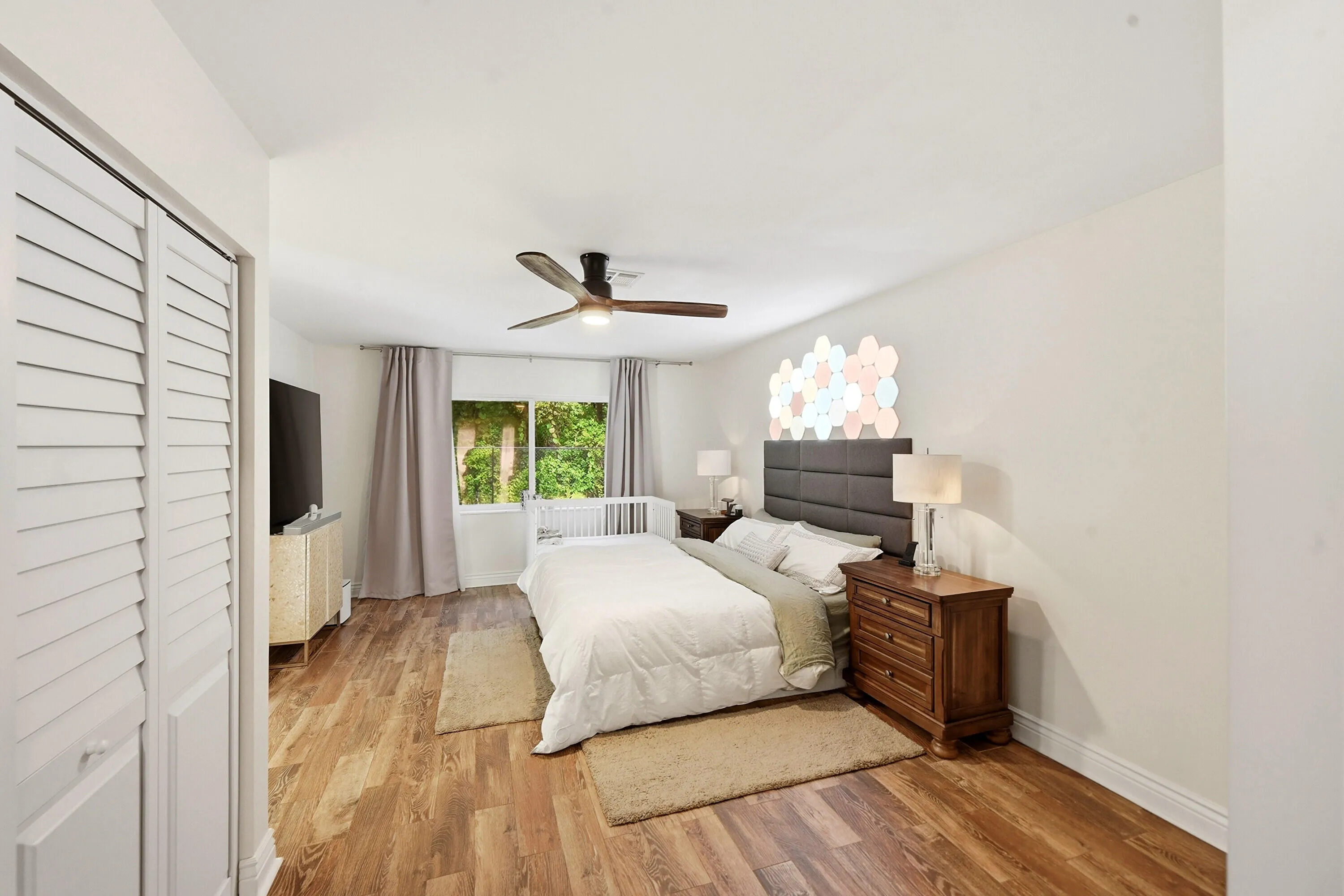 23_primary bedroom