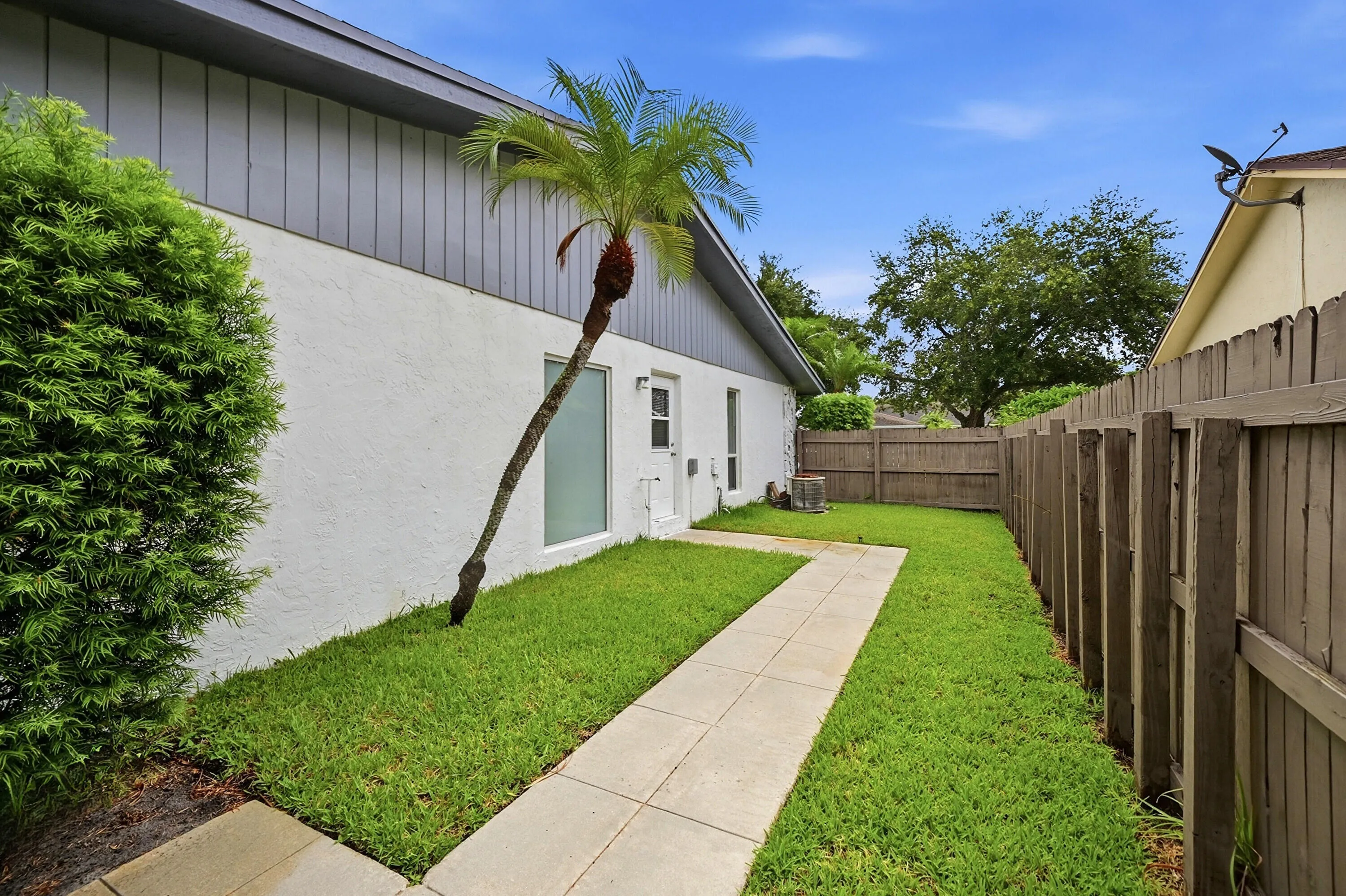 44_side yard