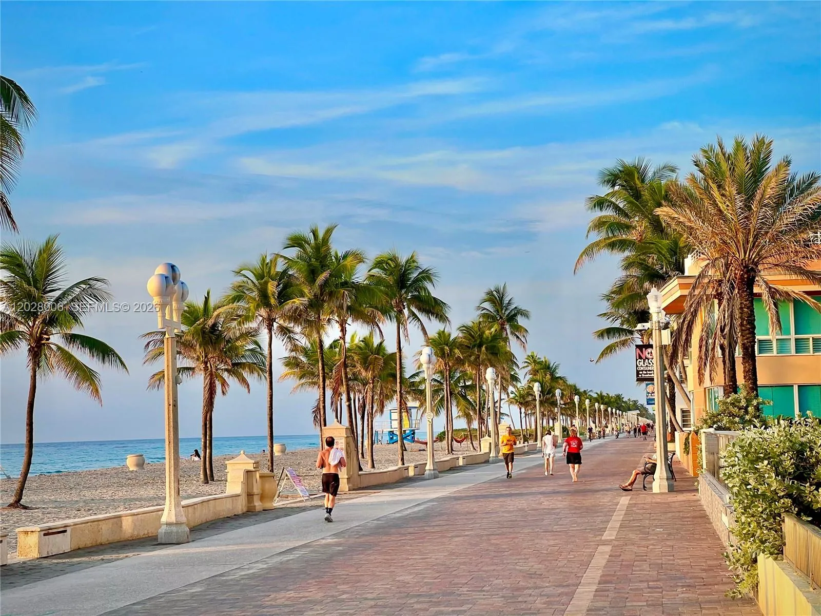 The famed Hollywood Broadwalk is nearby...great for beaching, walking, dining, and dancing!