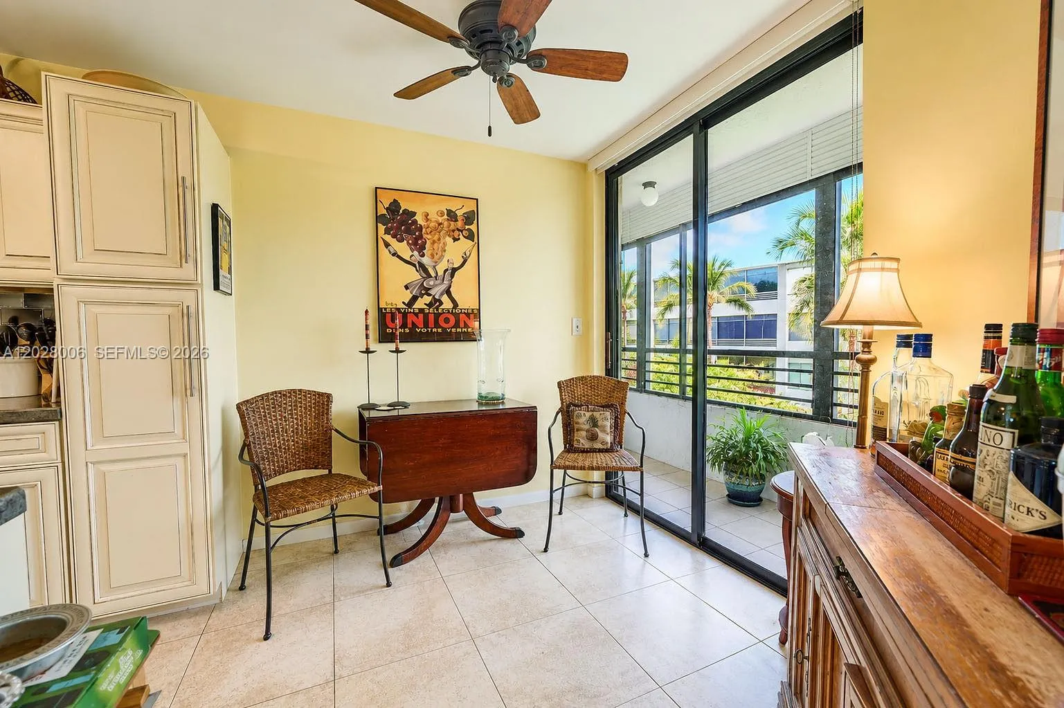 Breakfast area with access to the Lanai