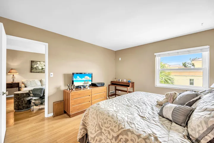 615 NE 12TH -15