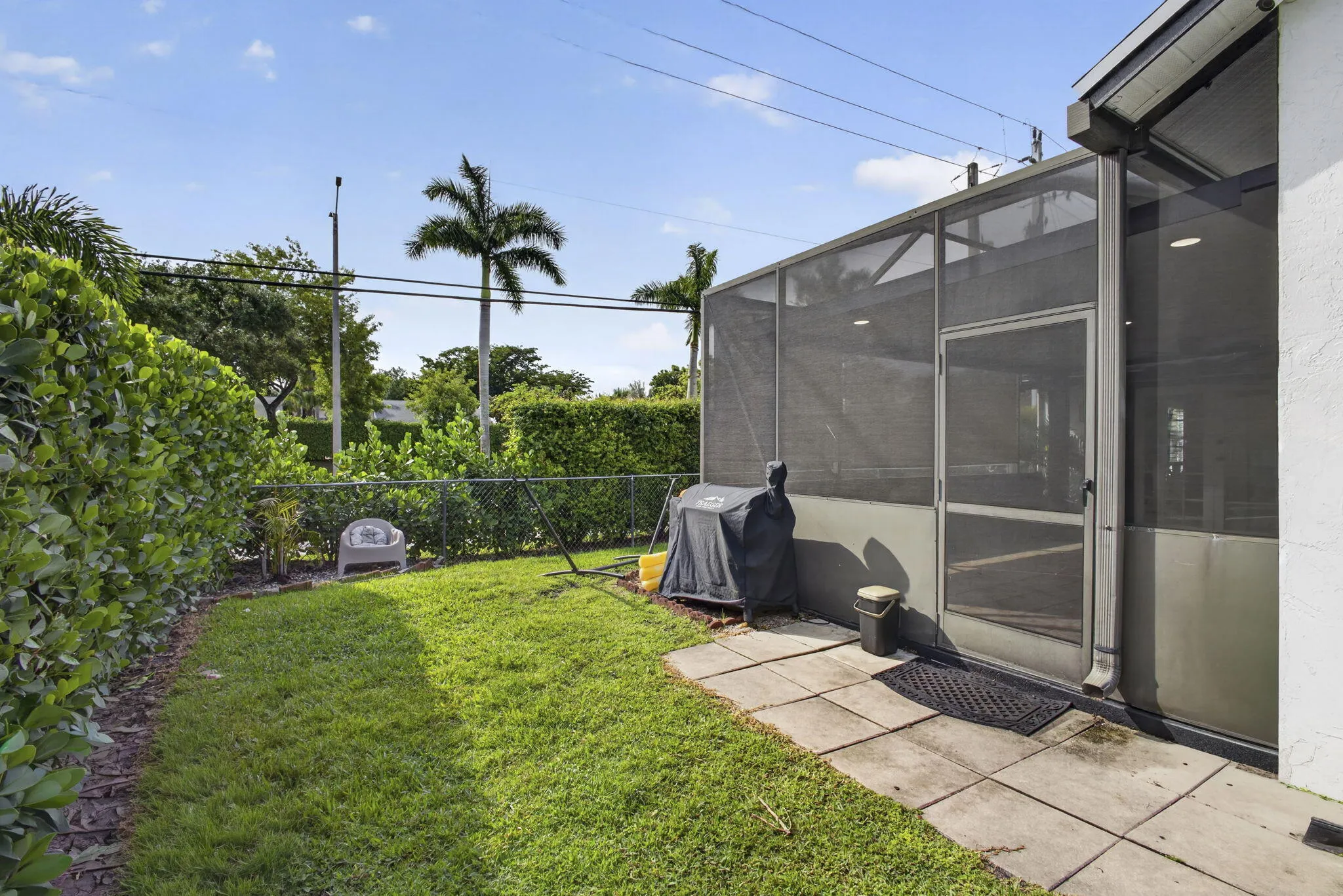 102 Royal Palm side yard