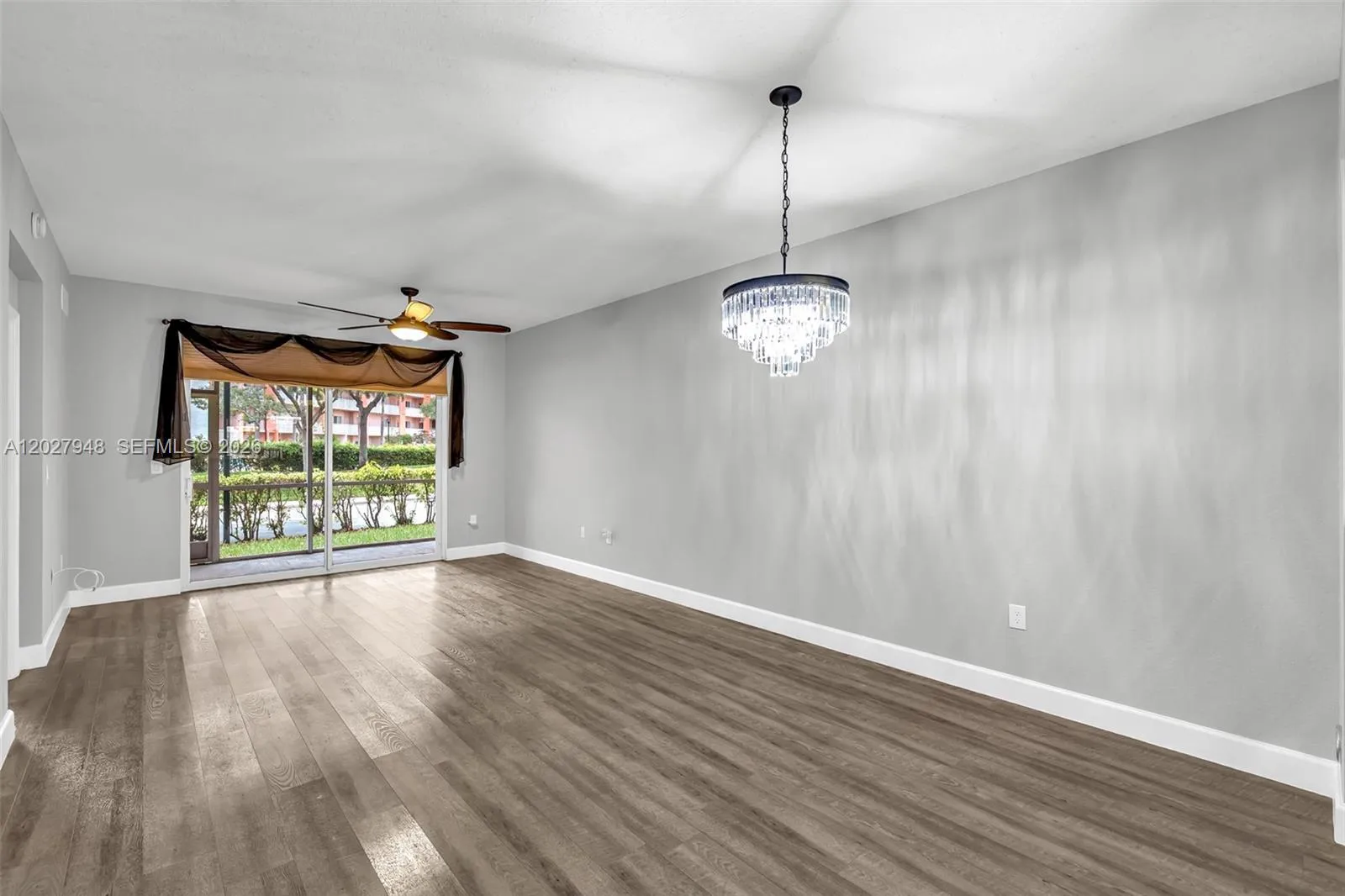 LIVING/DINING AREA