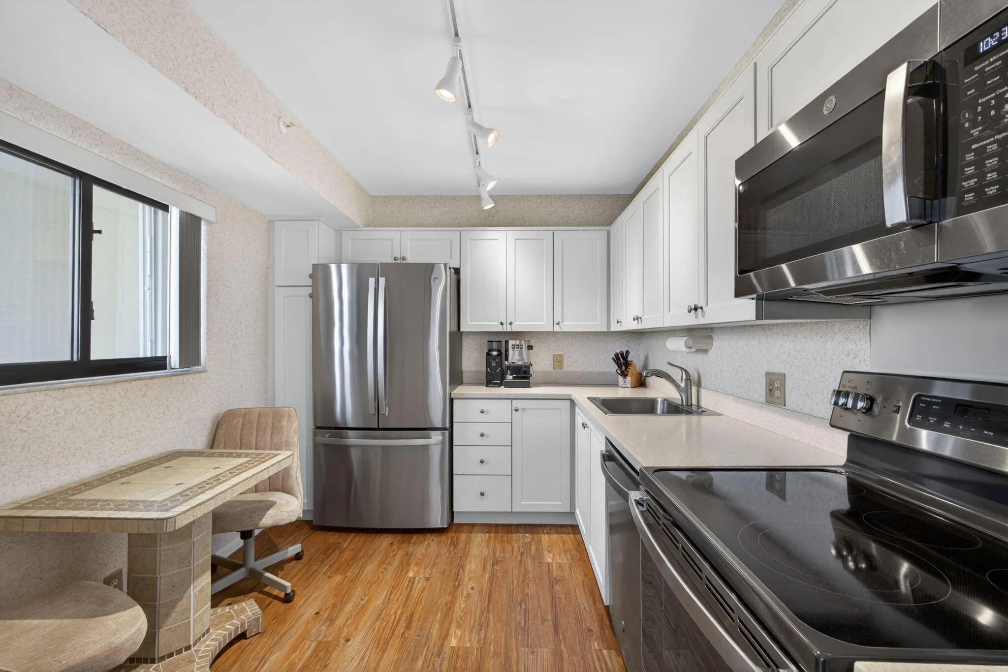 Updated Kitchen and Breakfast Nook