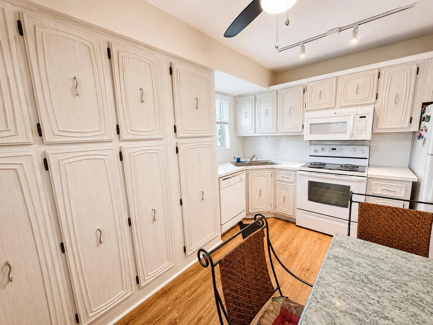 18 Colonial Club Dr 200 Kitchen & Breakf
