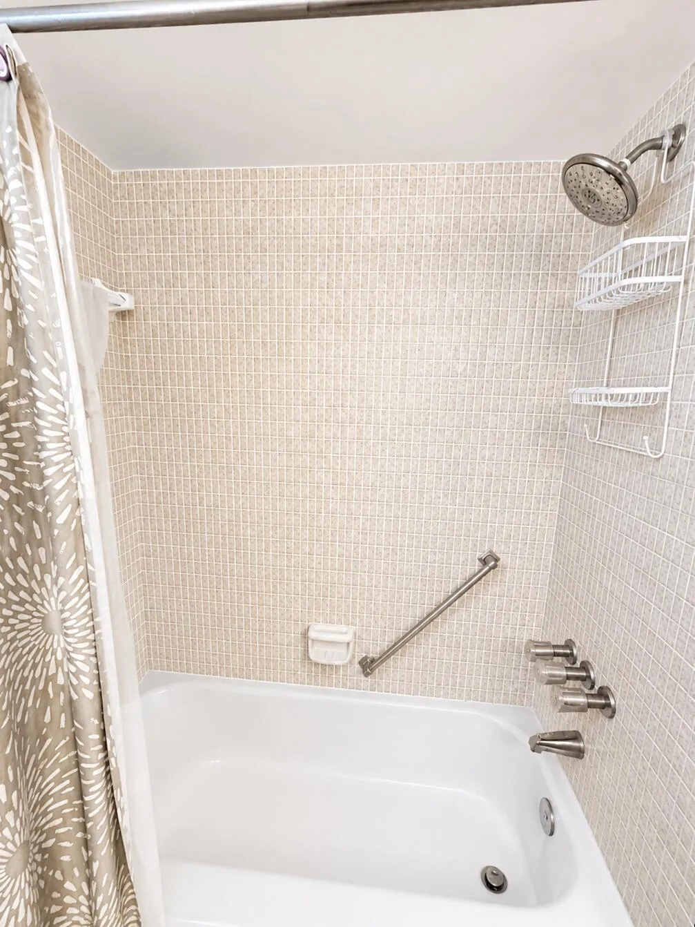 18 Colonial Club Dr 200 Gust Shower & Tu