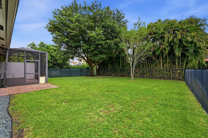 Great Fenced End Yard