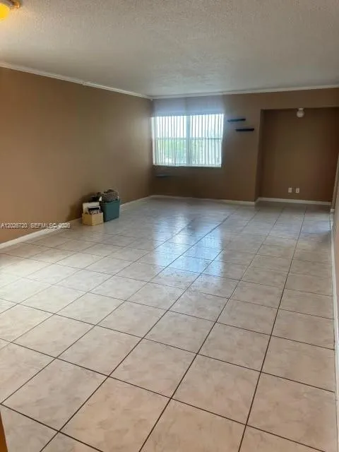 LIVING/DINING AREA