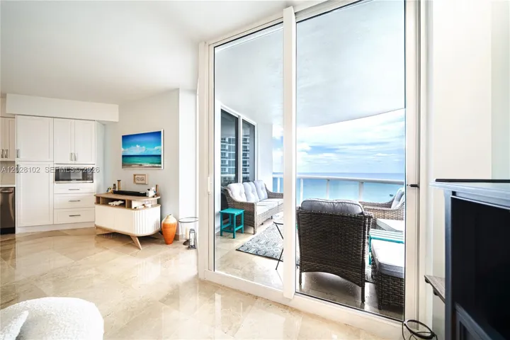 VIEW FROM THE SOFA INTO THE OCEAN