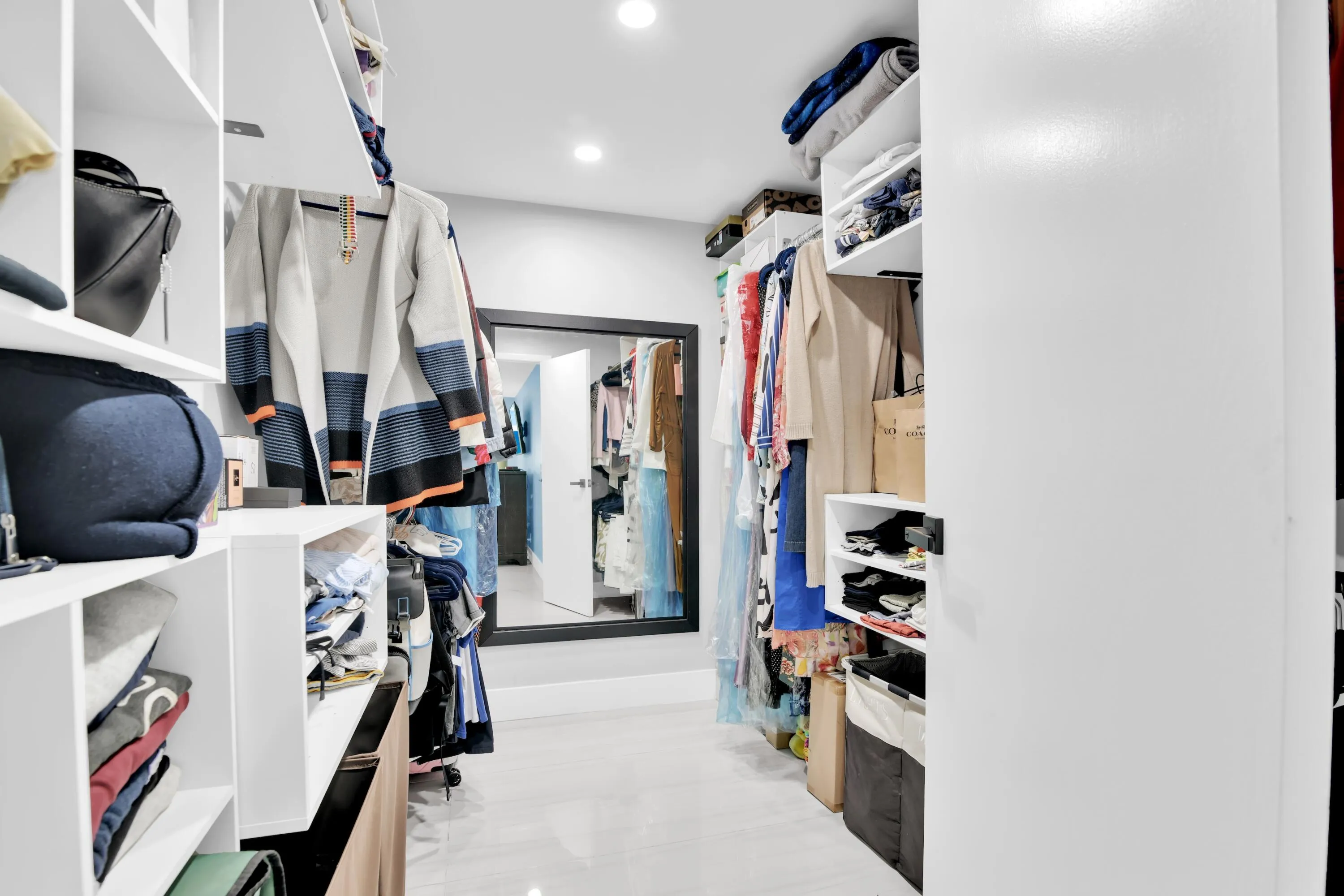 WALK IN CUSTOM CLOSET