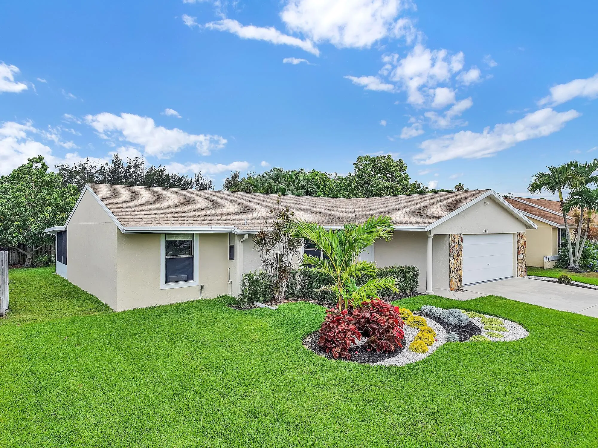 ROOM TO PARK RV OR BOAT ON SIDE OF HOUSE