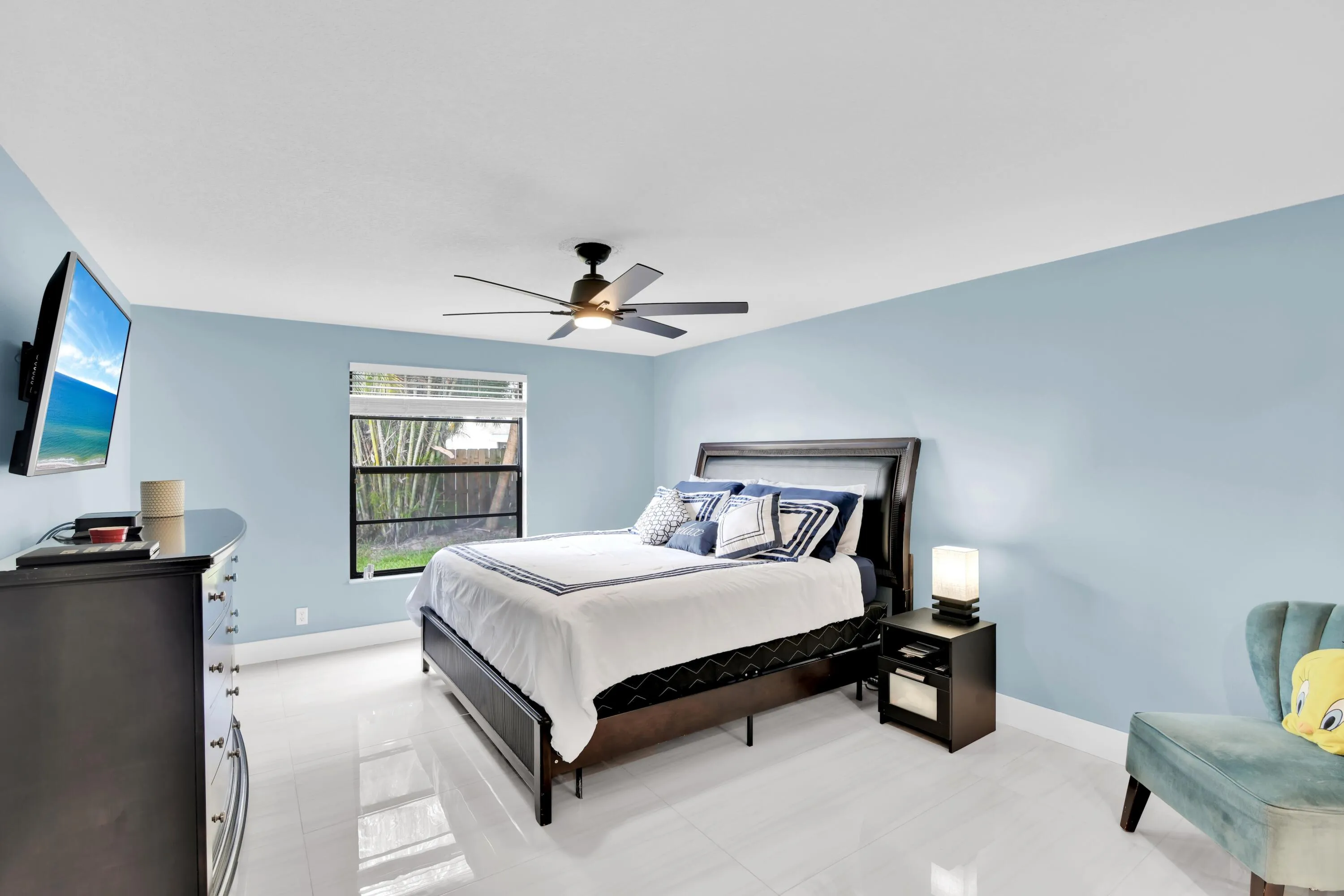 SPACIOUS MAIN BEDROOM