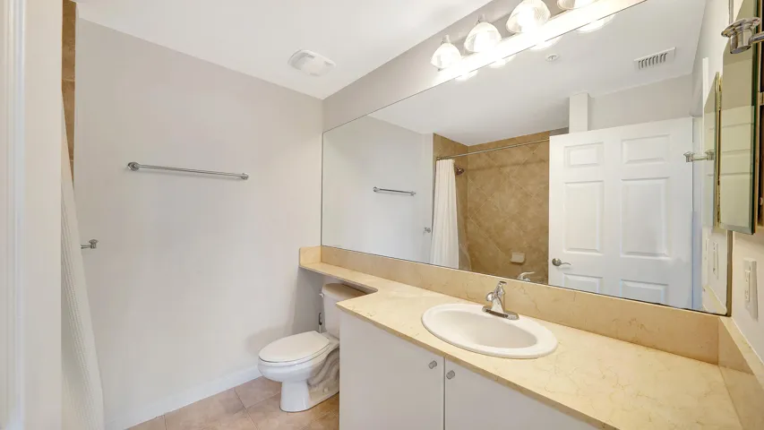 17 Primary Bathroom (1)