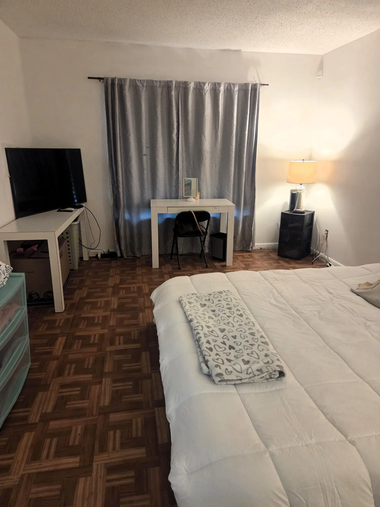 larger main br w square vinyl flooring