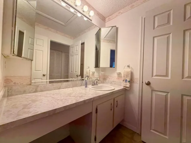 Bathroom upstairs 2