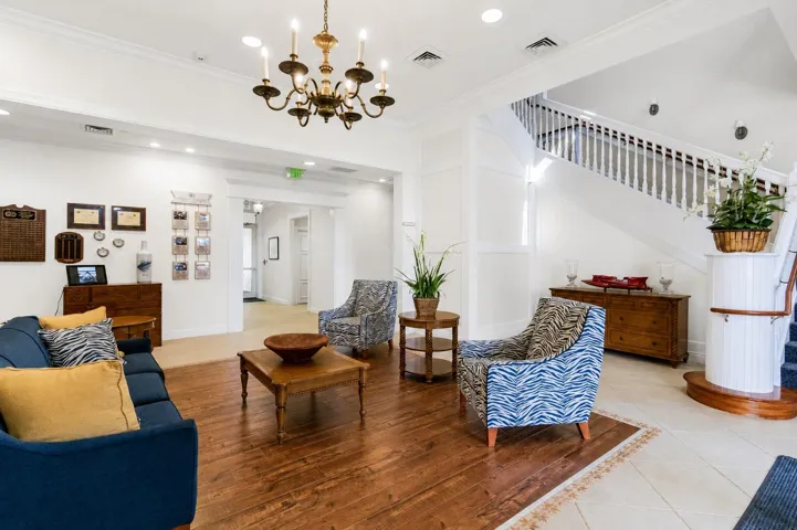 PalmCoveClubhouseLobbyWhite