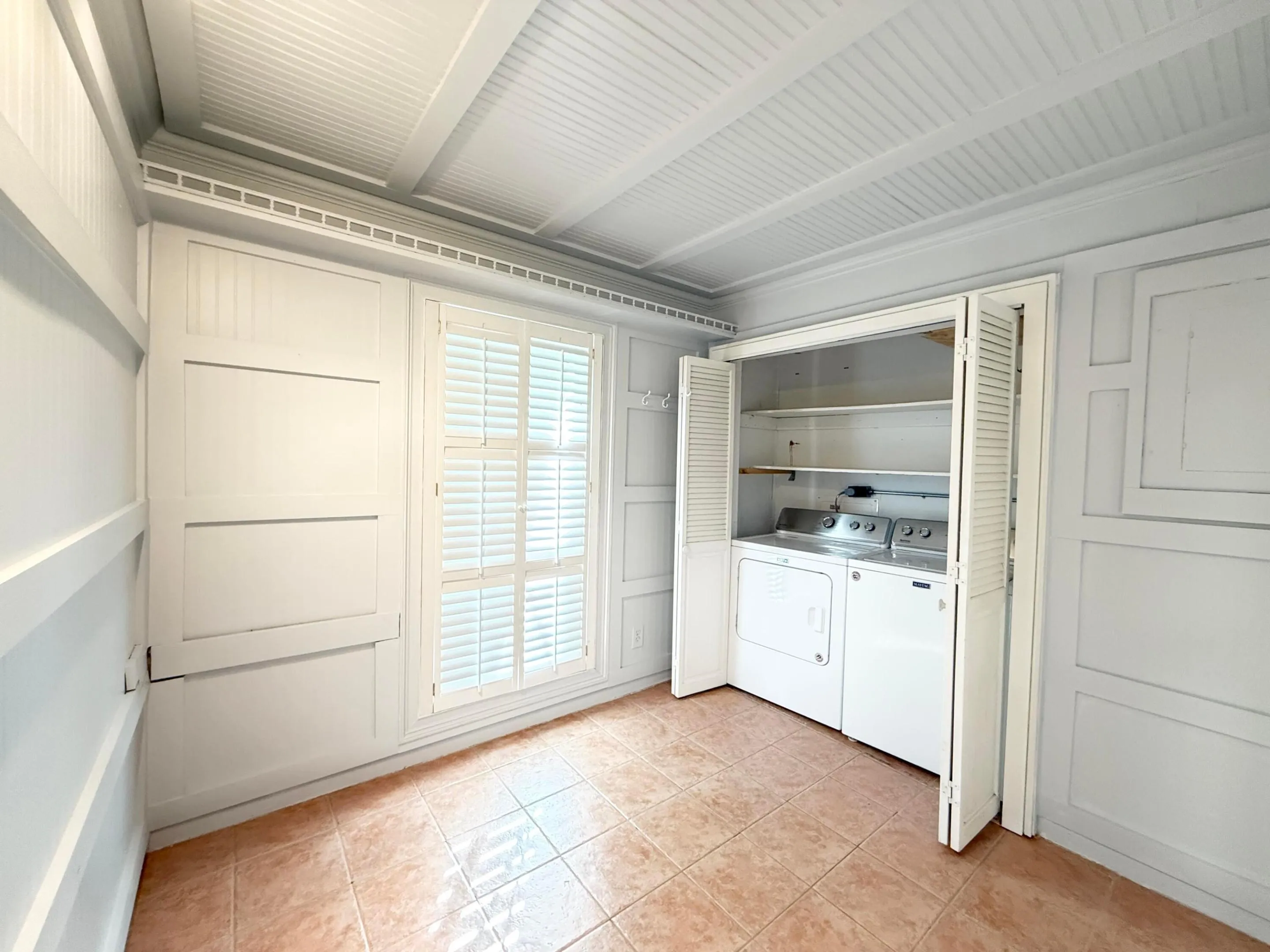 Flex room w/ washer & dryer