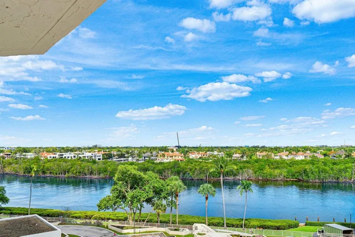 SWEEPING VIEWS OF INTRACOASTAL WATERWAY