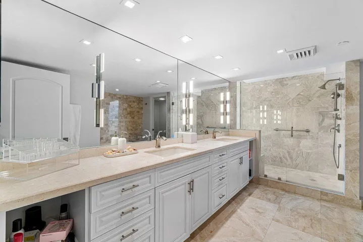 DUAL SINKS, A LARGE SHOWER, & A SEPERATE WATER CLOSET !