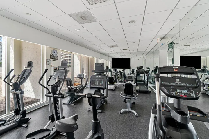 FITNESS ROOM