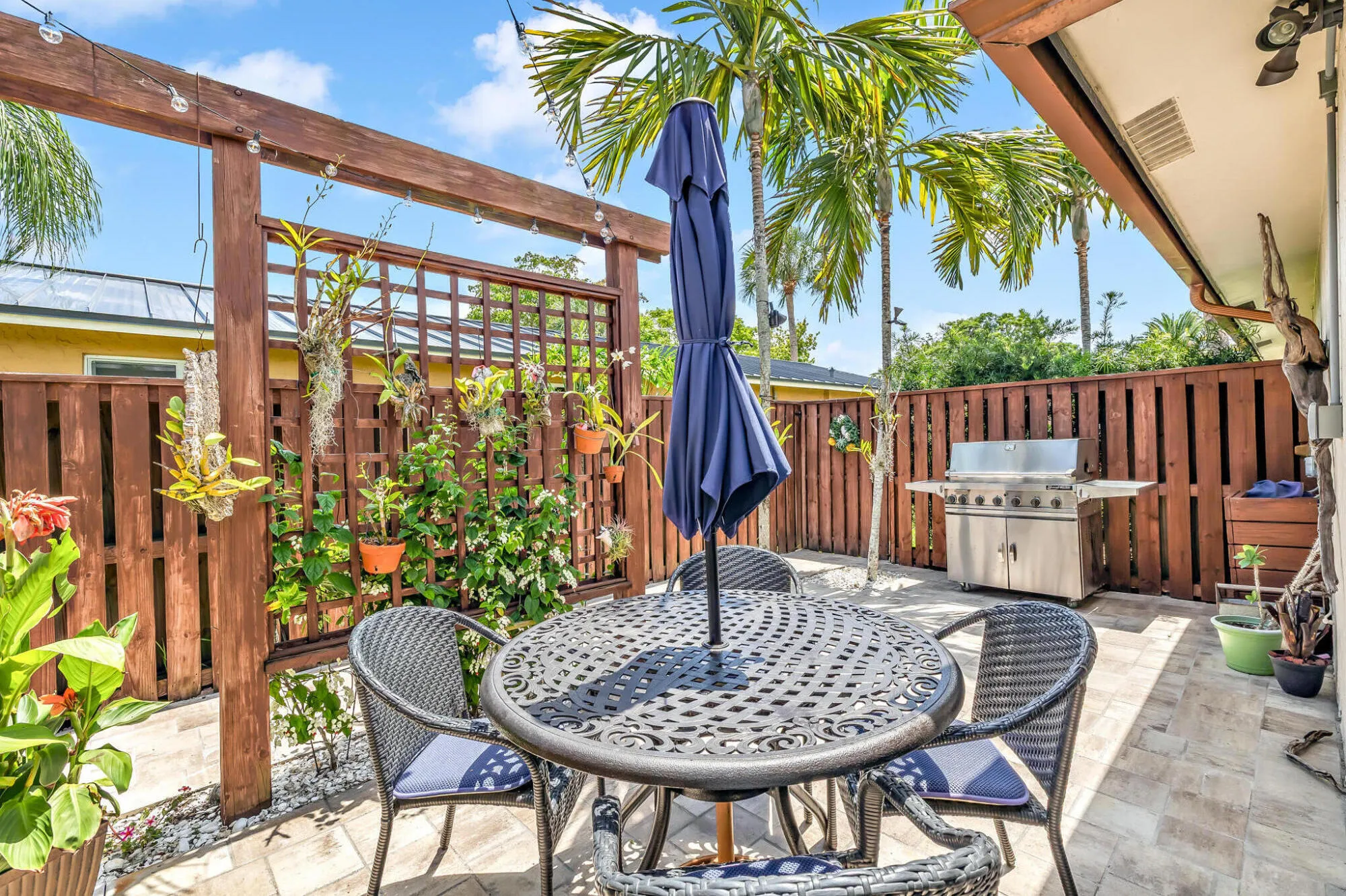 BEAUTIFUL GARDEN AREA
