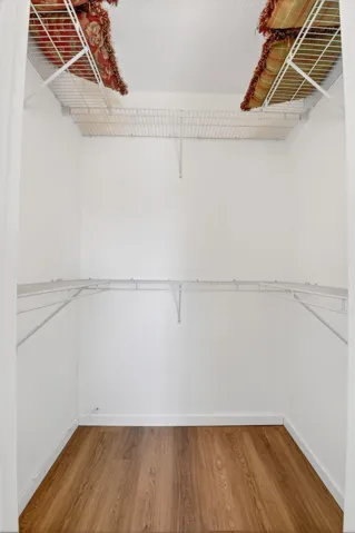 WALK IN CLOSET