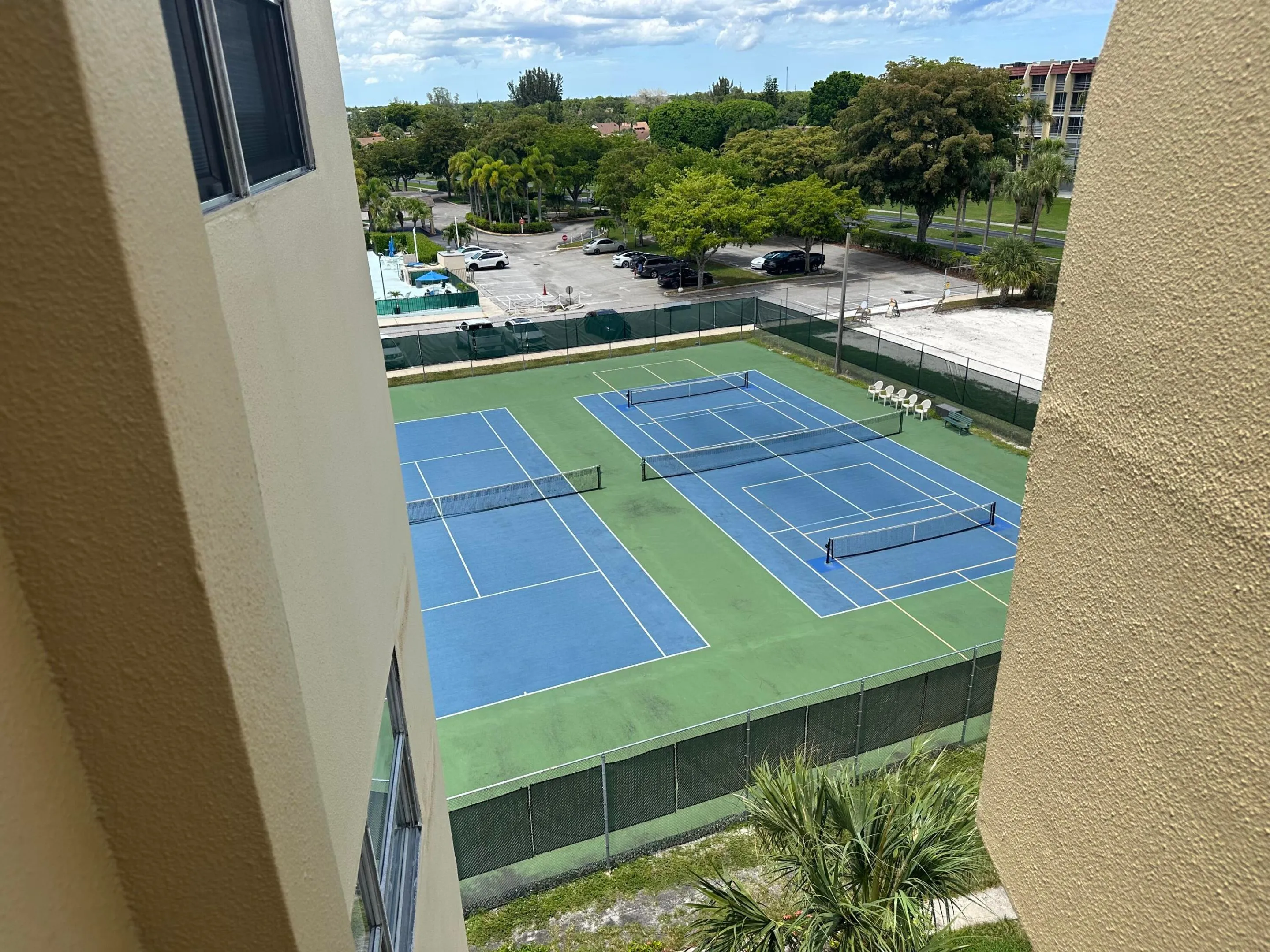 Tennis courts right downstairs