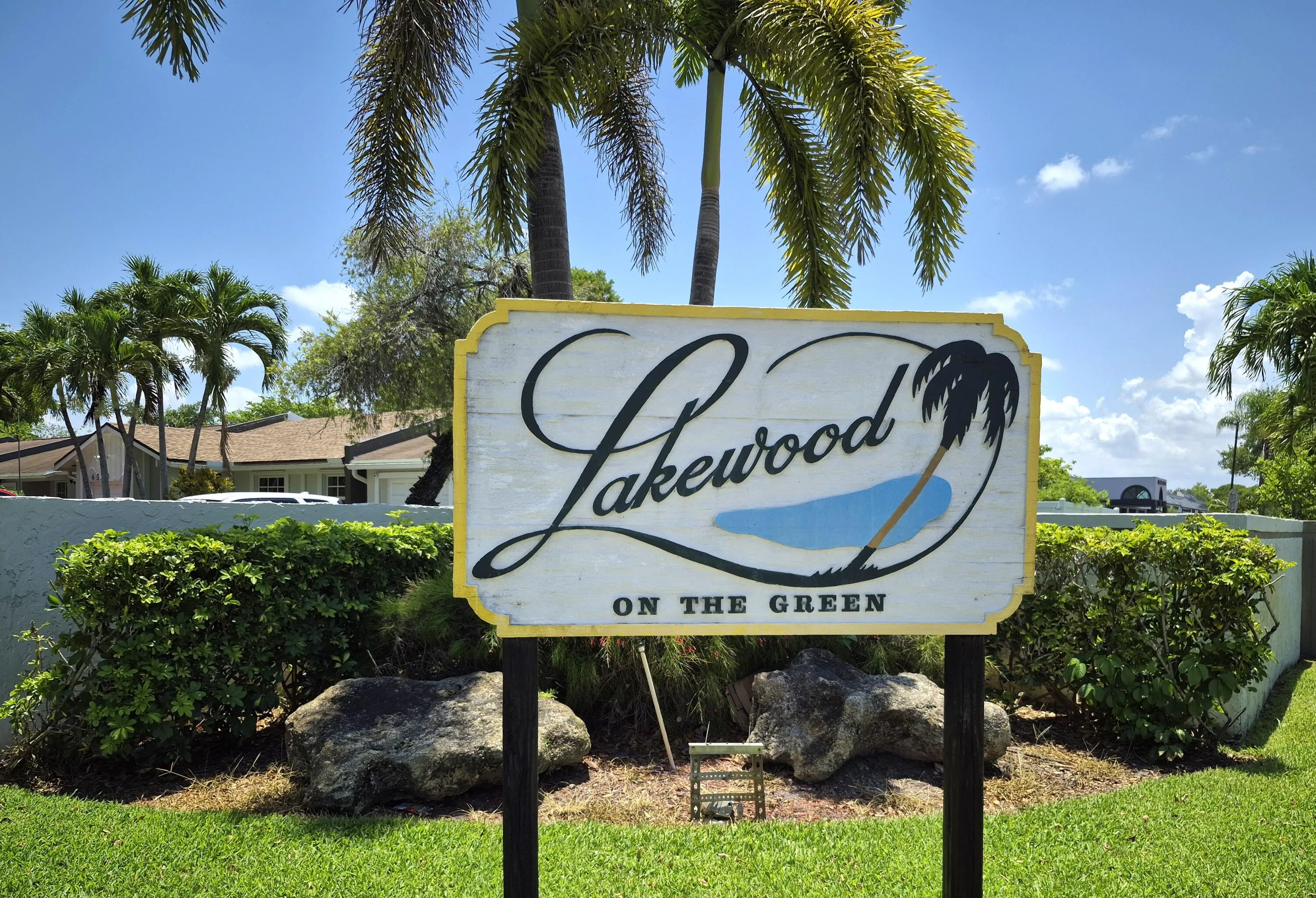Lakewood on the Green sign