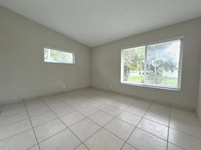 Primary room corner r view