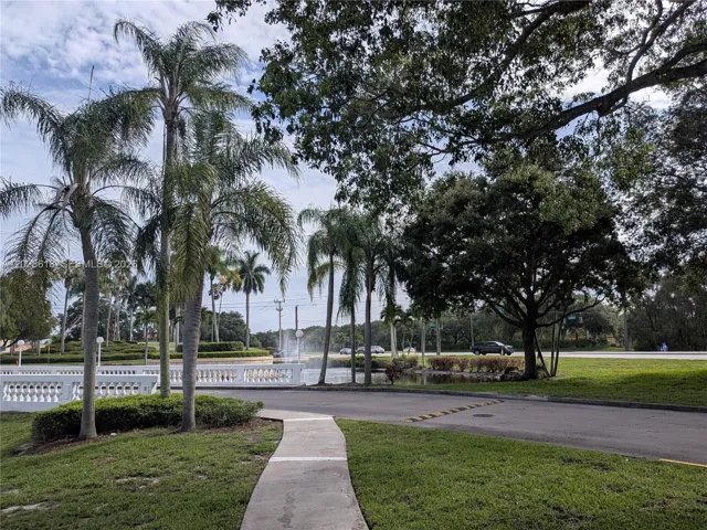Lago Mar fountain entrance
