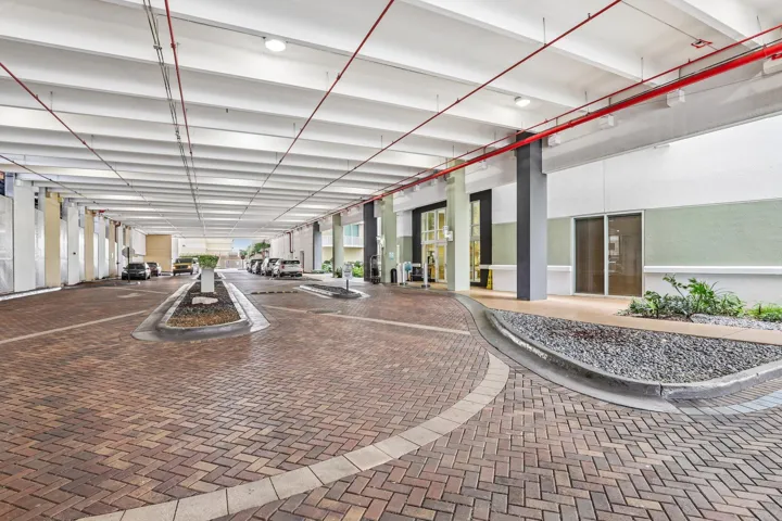 Valet driveway at Buildilng Entrance