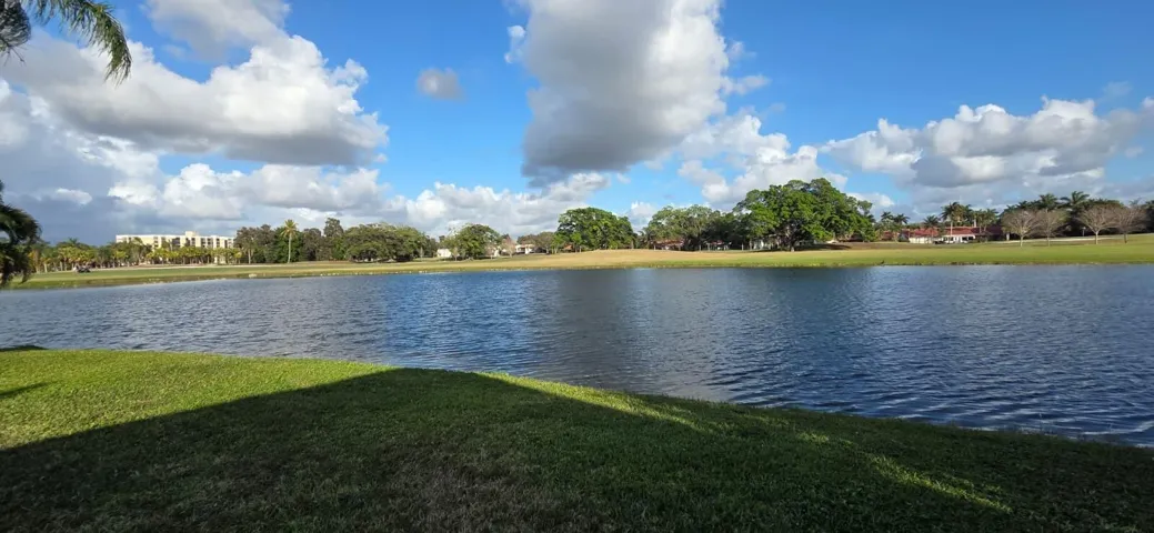 566 Village Lake Dr - Lake View