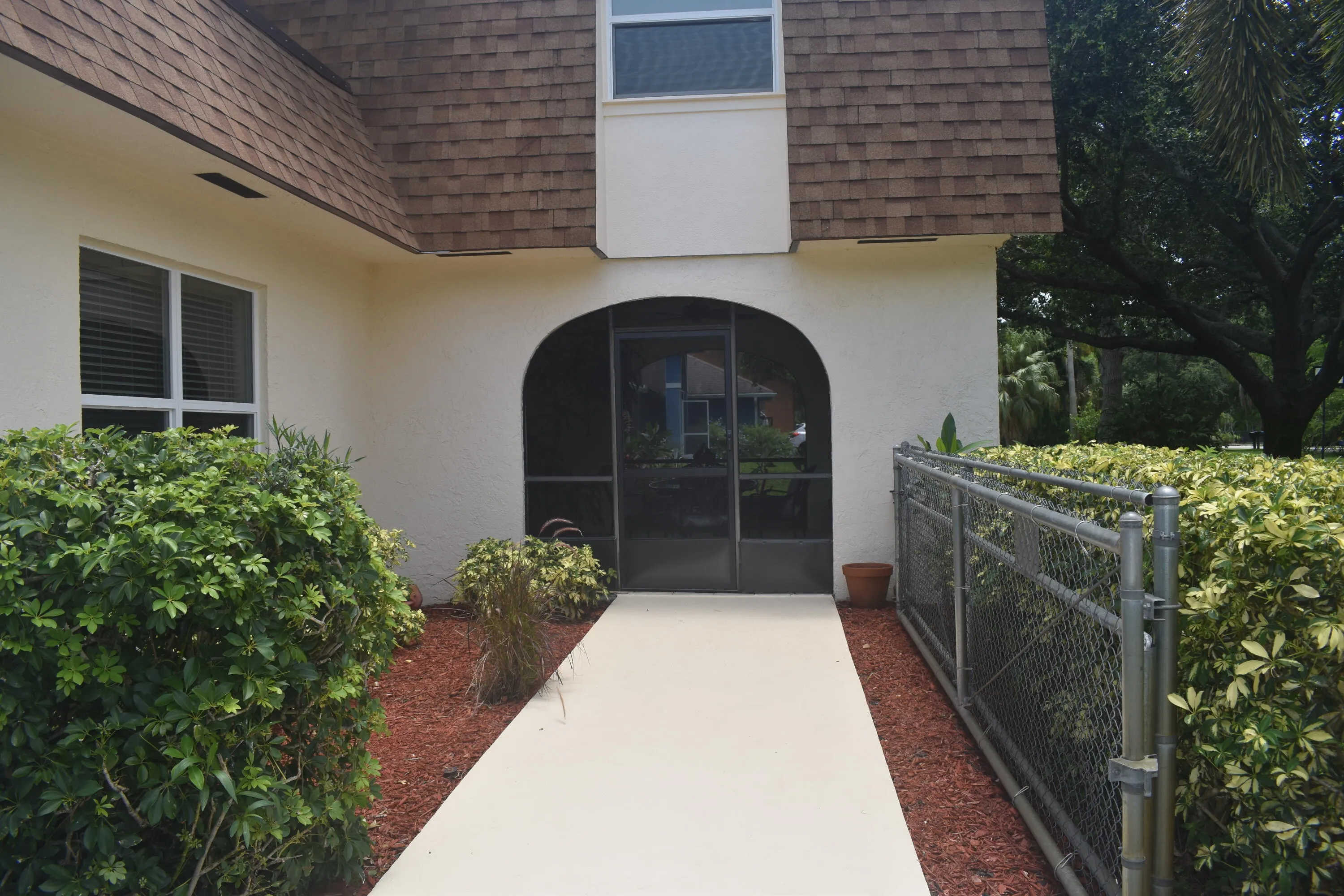 walk way to front​​‌​​​​‌​​‌‌​‌‌​​​‌‌​‌​‌​‌​​​‌​​ door