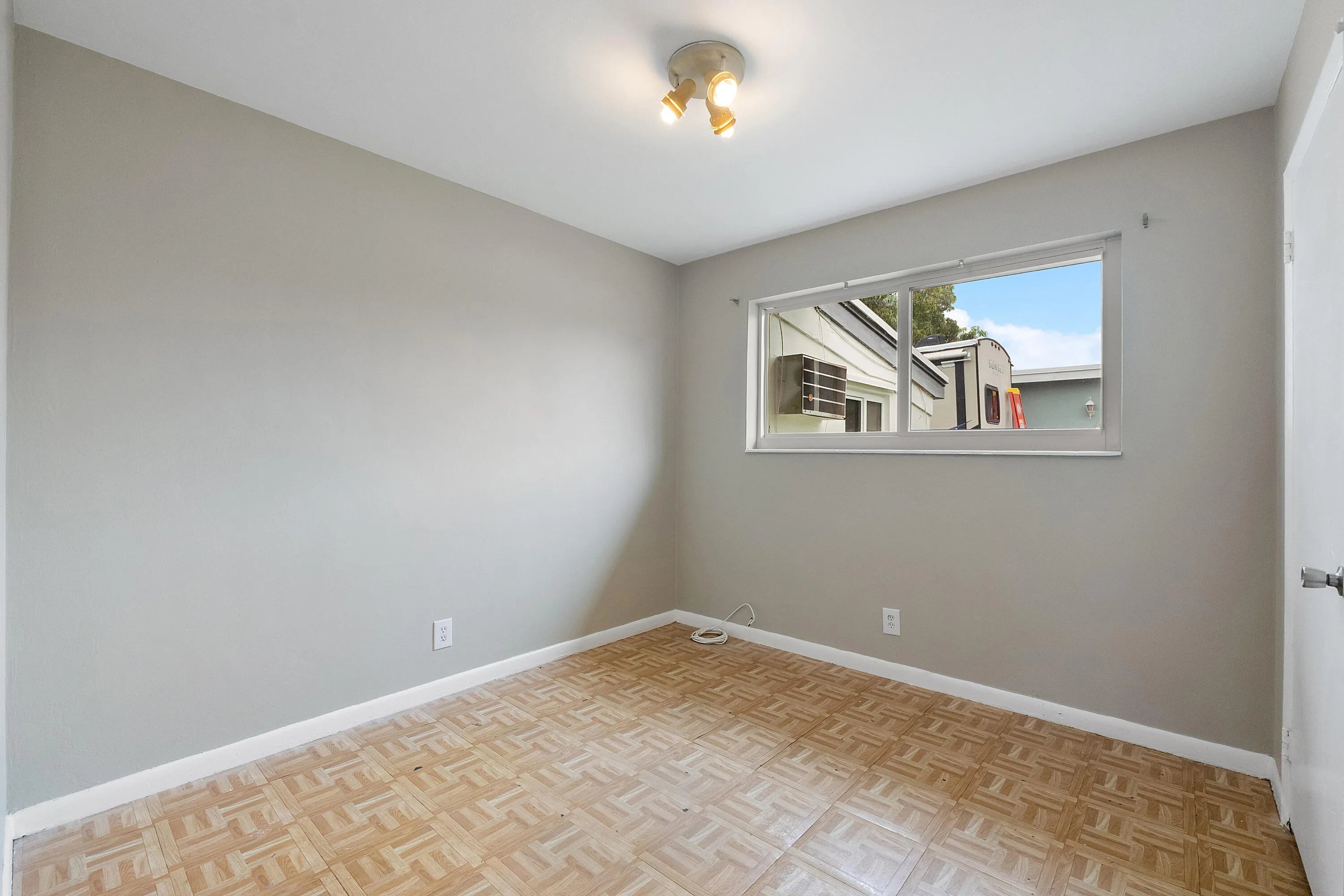 620_N_66th_Ave_013