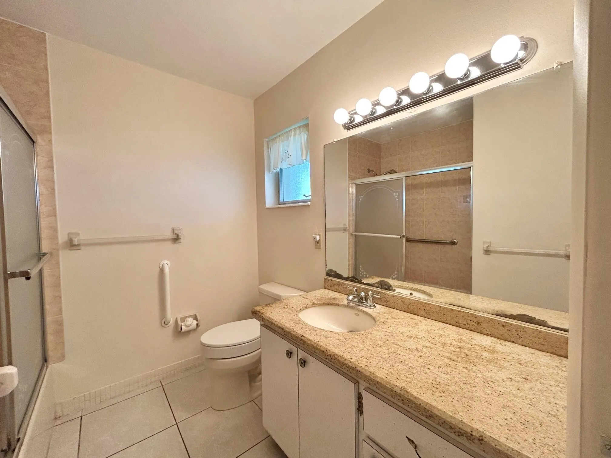 LARGE BATHROOM