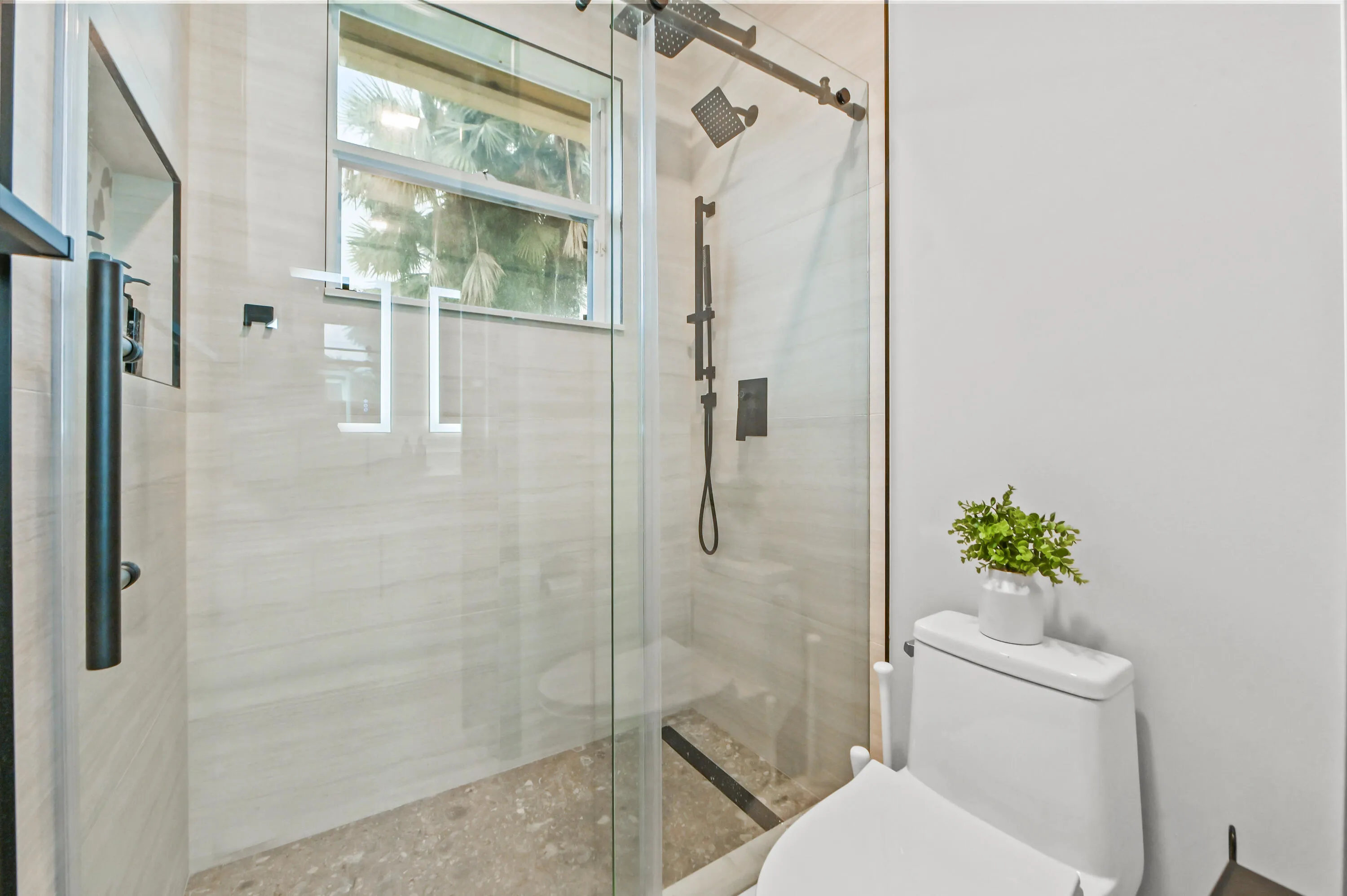 35 Bathroom 03