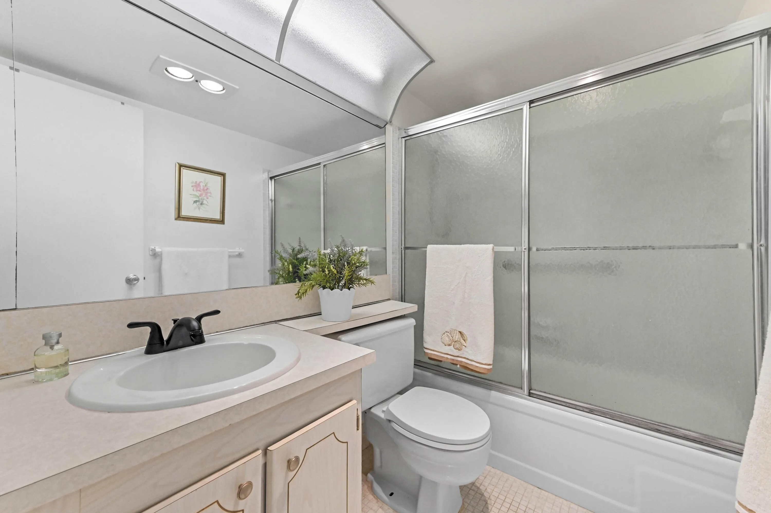 14 Bathroom 01