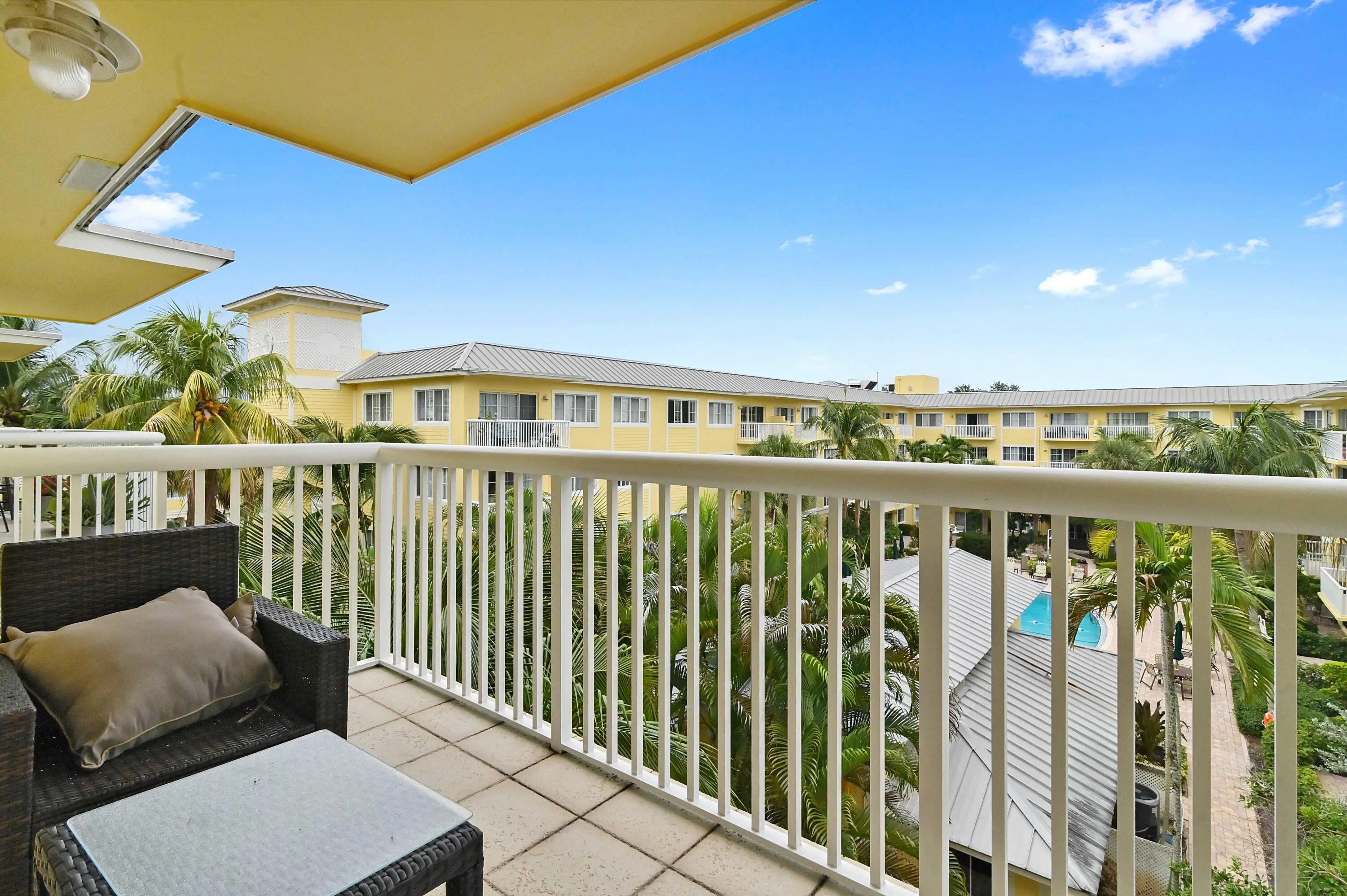 23 Balcony 01
