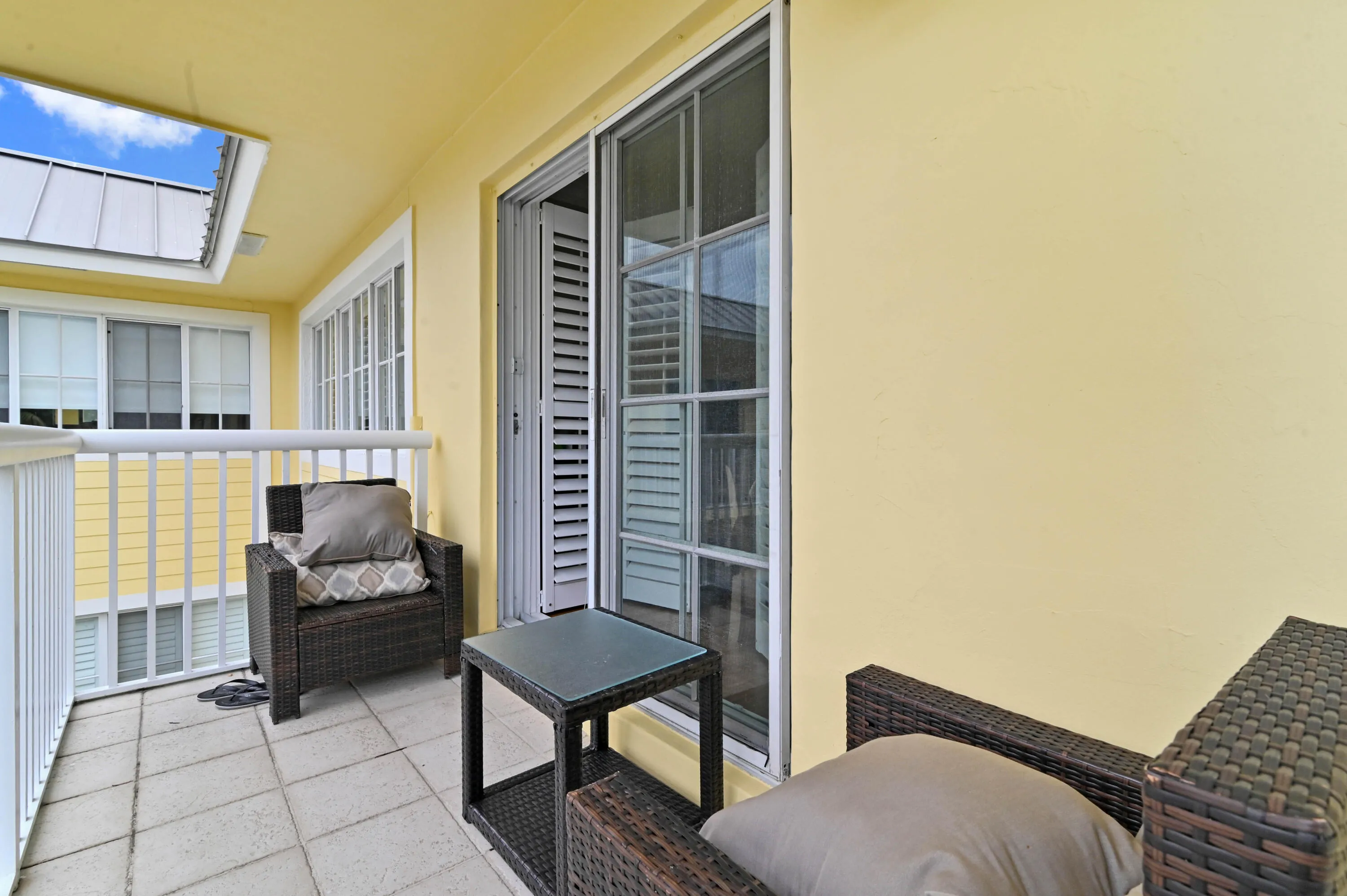 24 Balcony 02