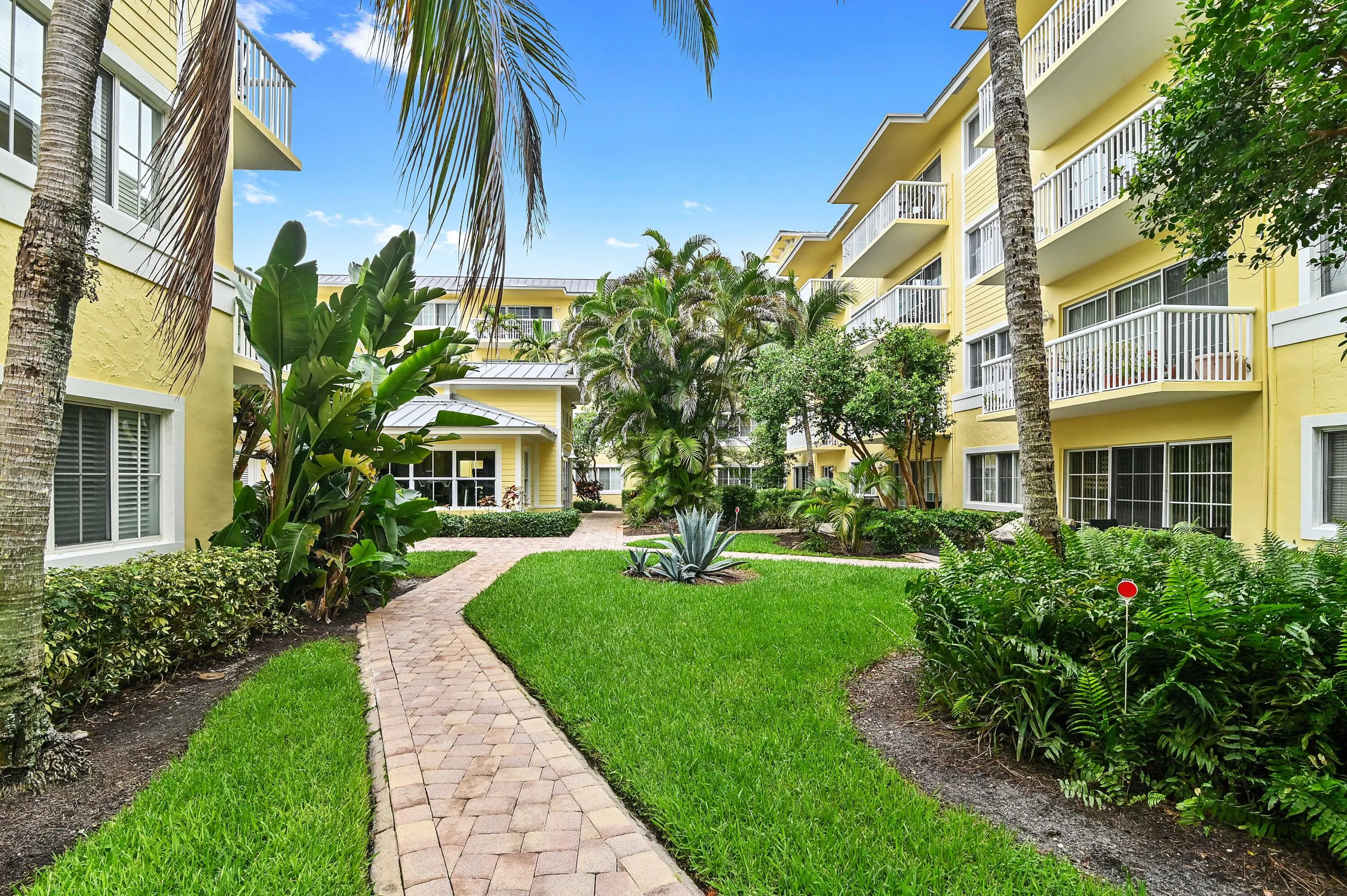 38 courtyard 02