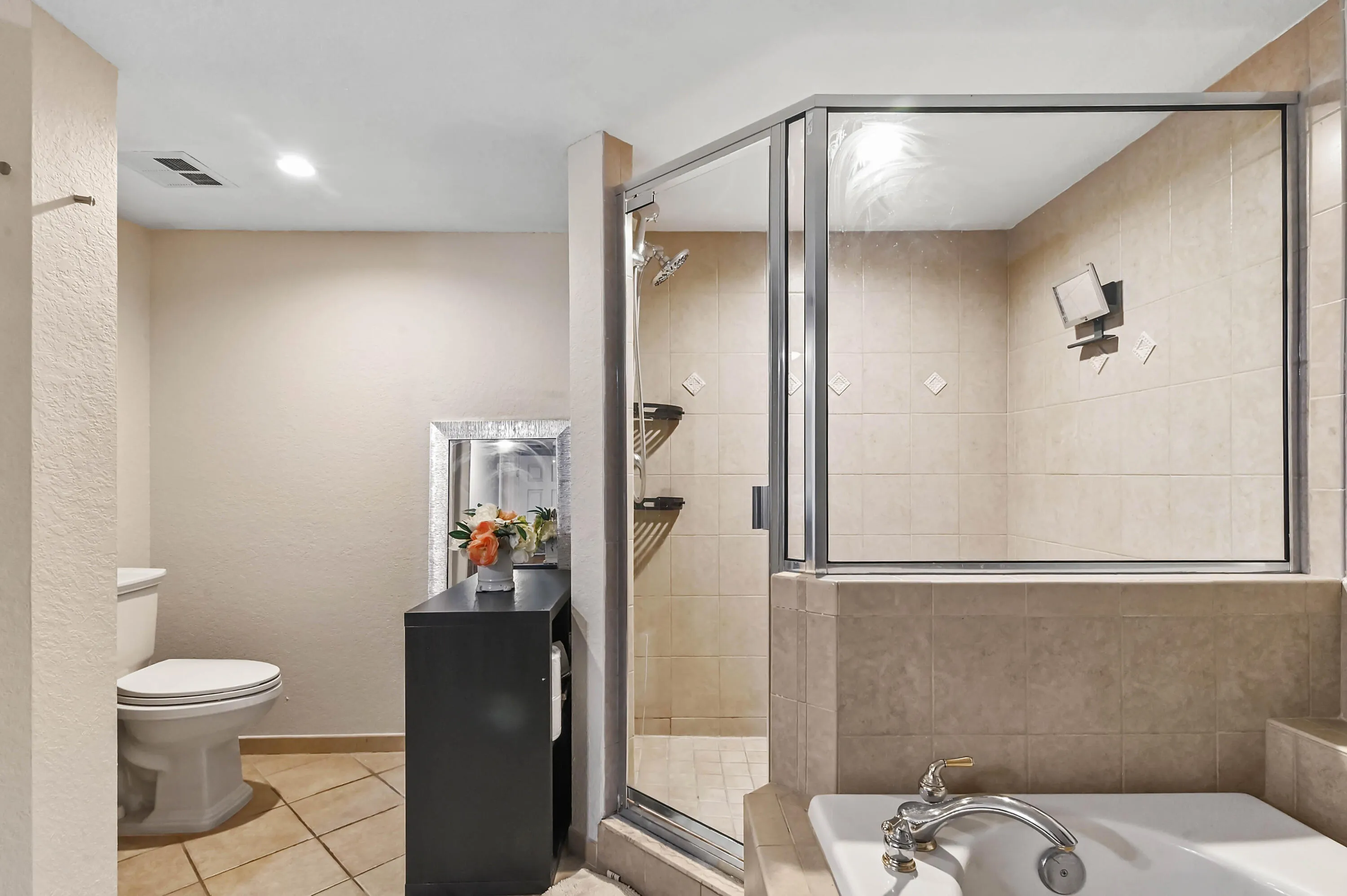 22 Bathroom 03