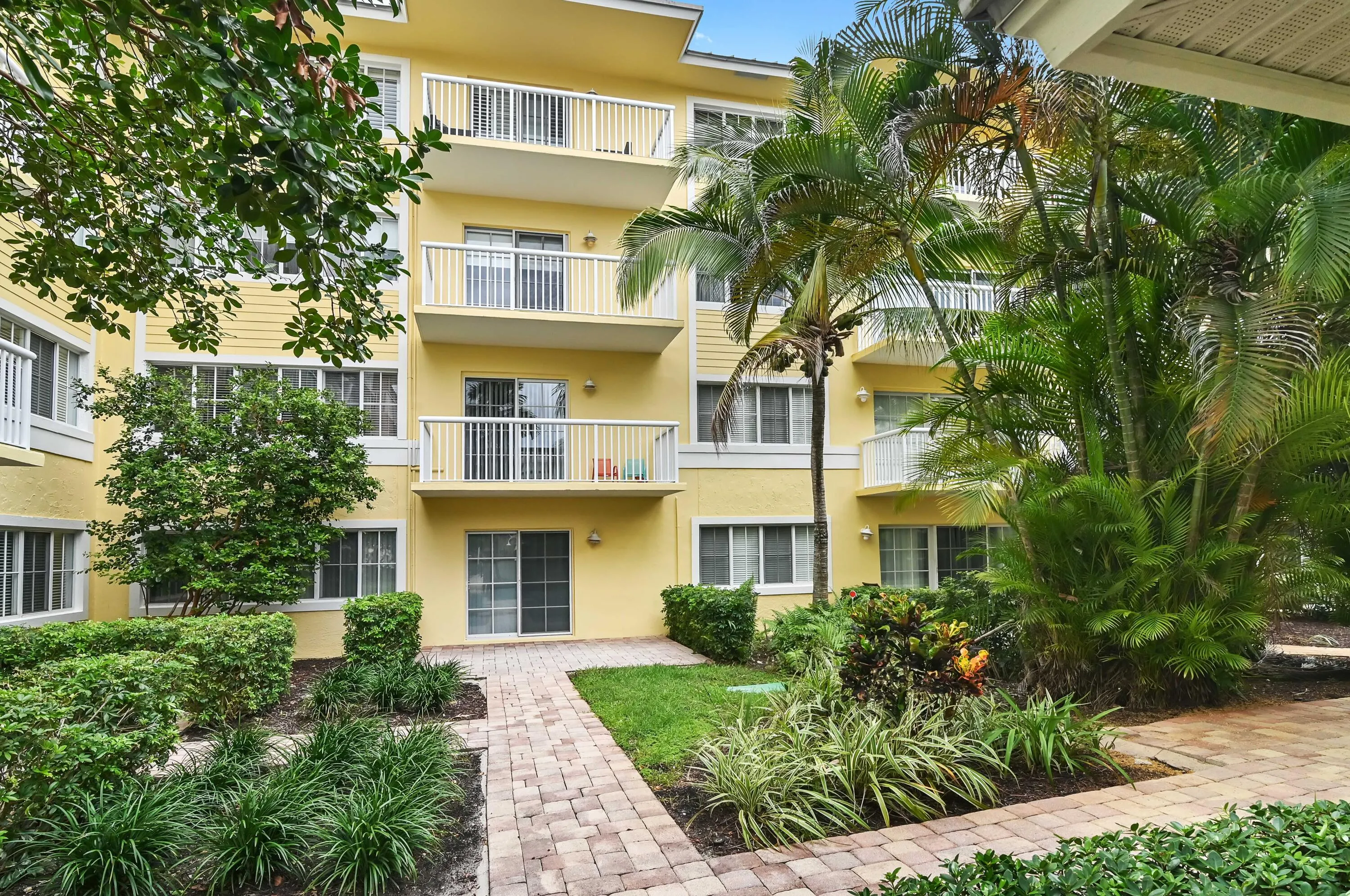 39 courtyard 03