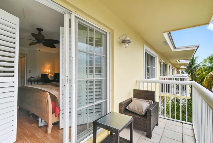 25 Balcony 03