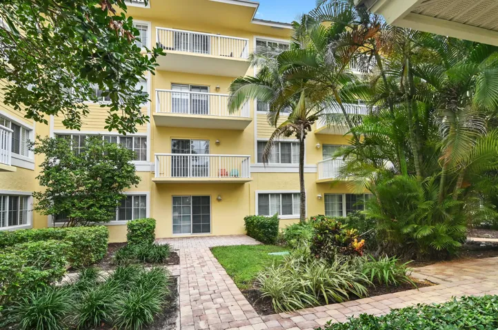 39 courtyard 03