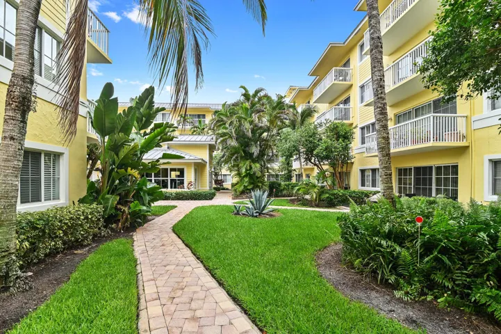 38 courtyard 02