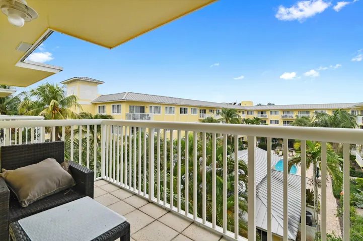 23 Balcony 01